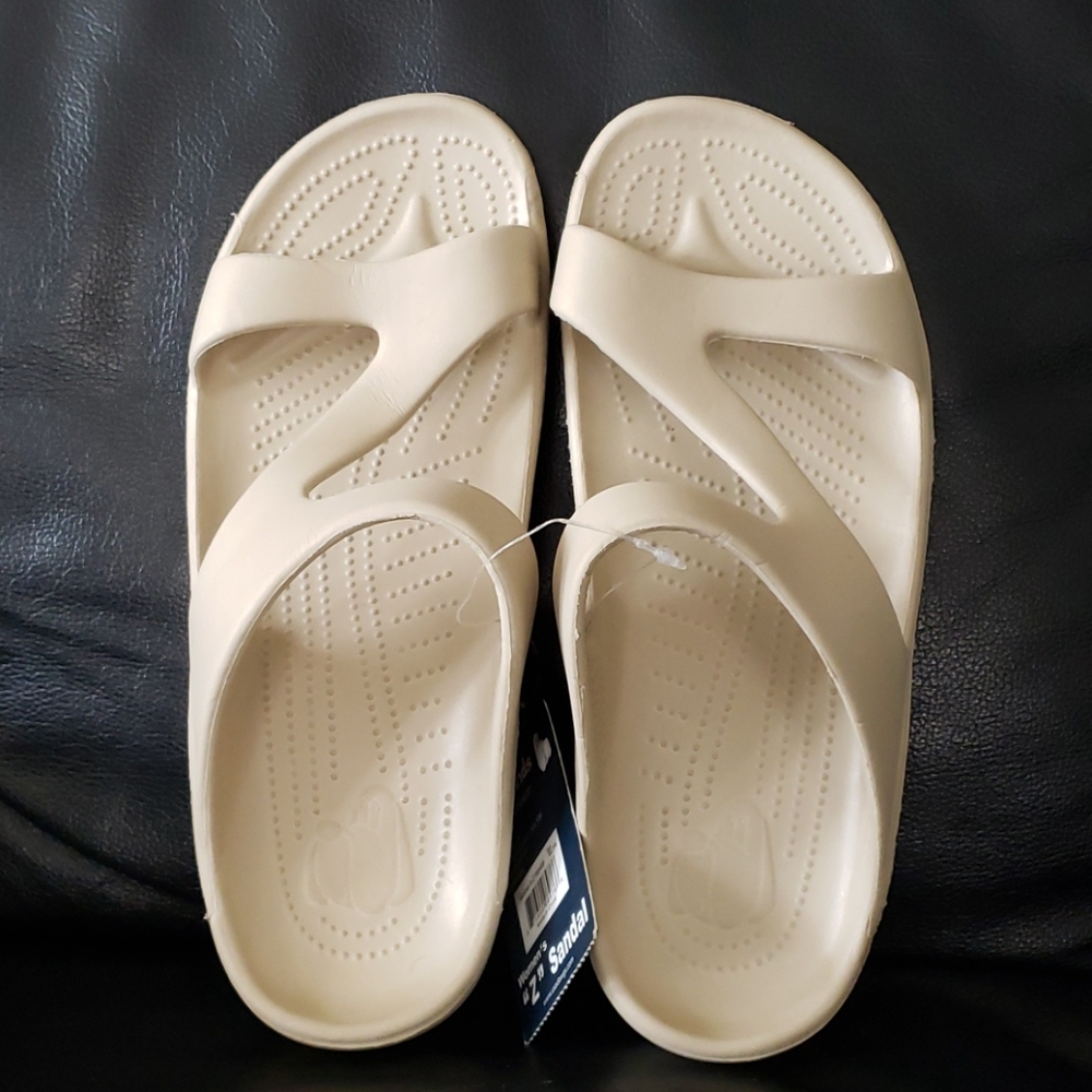 NWT Hounds tan z sandals